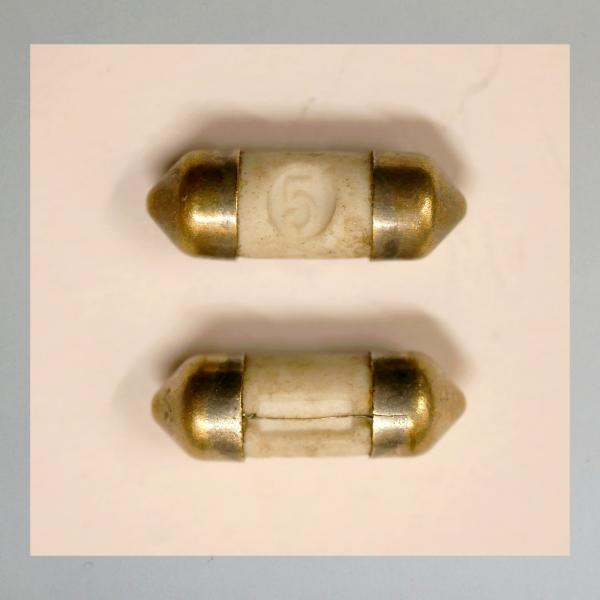 Kurze Auto Sicherung/ Autosicherung, 5 Ampere 1 Stück, alte, kurze Bauform aus Keramik (Torpedo-Sicherung)