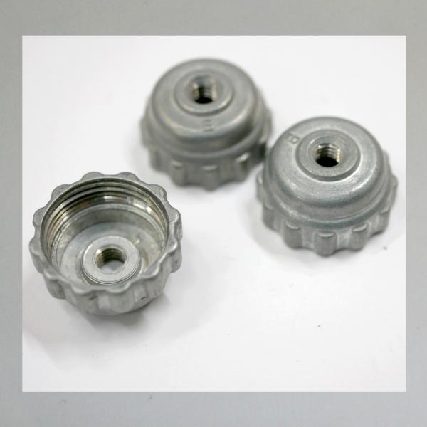 (21-050) Deckelplatte (Zugdeckel) für Mofa, Moped mit Bing Vergaser Gewinde Zugschraube M5---Orig. NEU---