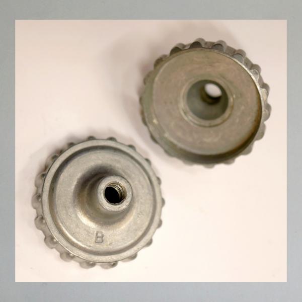 (21-220) Deckelplatte (Zugdeckel) für 20er, 22er und 23er Bing Vergaser für Kreidler, Puch, Sachs, Stamo usw.---Ori. NEU---