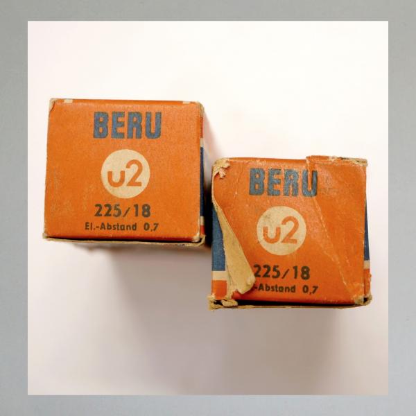 Zündkerze M225T1---M18x1,5---Wärmewert 225---Fabrikat BERU mit rosa Isolator und Flieger (Original alt, OVP, NOS) 30er Jahre