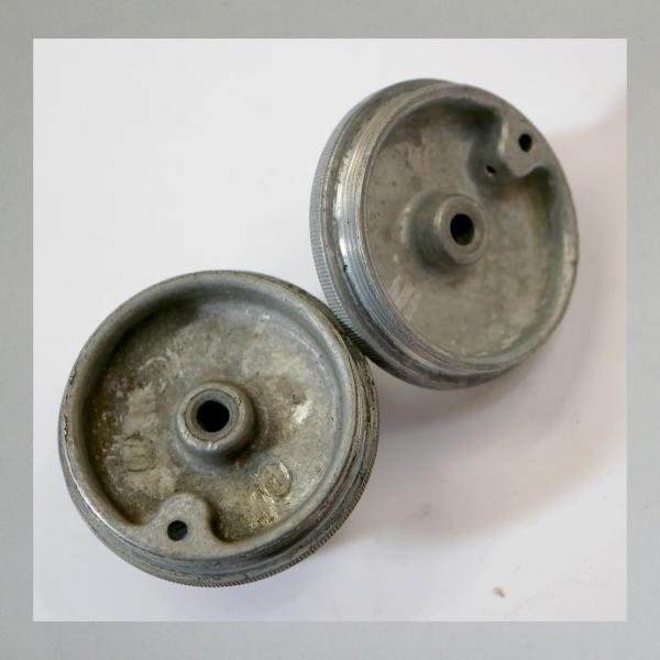 (32-600) Schwimmerkammer-Deckel für Bing Motorrad-Vergaser, mit Gewinde M12x1,5 und rundem Tupferkamin für DKW NZ 350-WH---Orig. NEU/NOS---