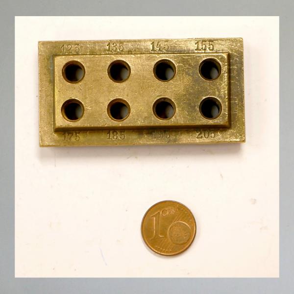 Düsenhalter für 16 Düsen. Gewinde M6 (M6x1). Original alt, 20er/ 30er Jahre.
