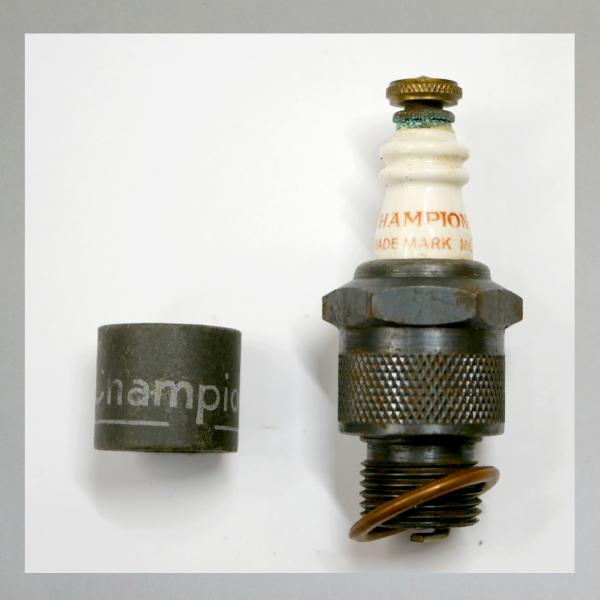 Preview: Zündkerze von CHAMPION (GB), 40er Jahre, TOP Zustand, schöne Kerze und Karton, Typ "7"