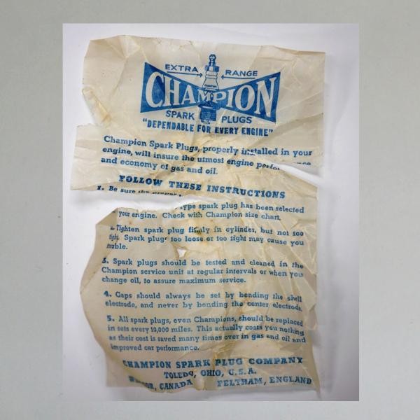 Zündkerze von Champion (US), 40er/ 50er Jahre, TOP Zustand, schöne Kerze und Karton, Typ "Y-4-A" (rot)