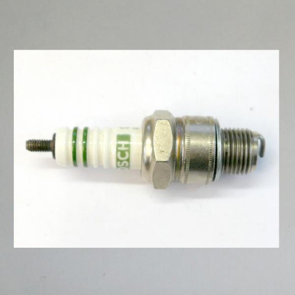 Zündkerze W145T1---M14x1,25---Wärmewert 145---Fabrikat Bosch, ca 70er/ 80er Jahre (Original alt, OVP, NOS)