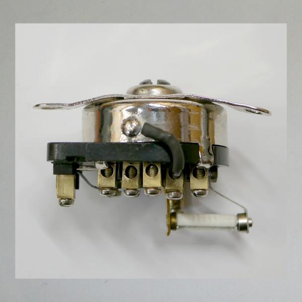 Preview: Hella Zündschloss Typ 31/36 (3 Schrauben Befestigung) für Goggo und andere ---Gebrauchtes Originalteil---