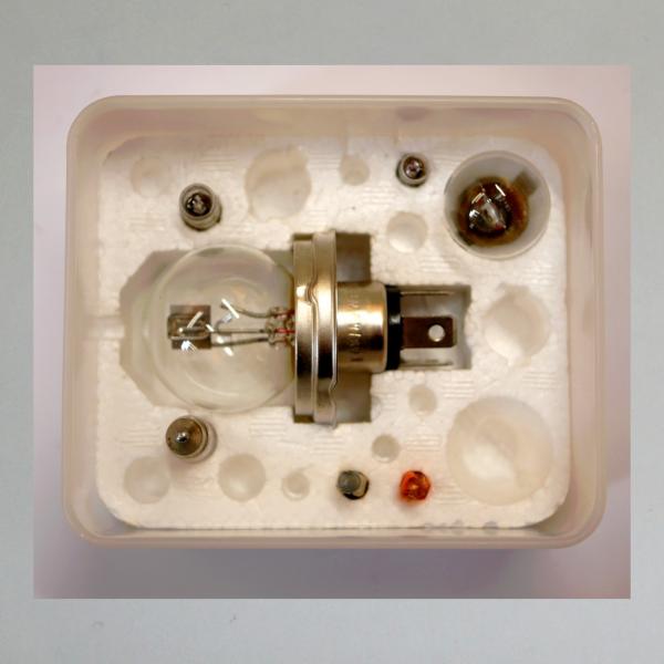 Ersatzbirnenkasten, Lampenkasten, Reserve Leuchtmittel Kiste: 12 Volt, Kugellampe für Scheinwerfer (P45T), weitere Lampen und Sicherungen