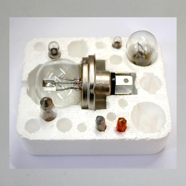 Preview: Ersatzbirnenkasten, Lampenkasten, Reserve Leuchtmittel Kiste: 12 Volt, Kugellampe für Scheinwerfer (P45T), weitere Lampen und Sicherungen