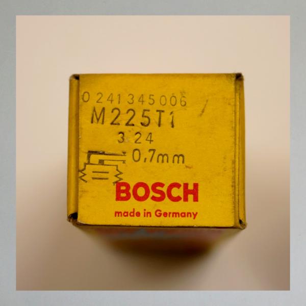 Zündkerze M225T1---M18x1,5---Wärmewert 225---Fabrikat Bosch (Original alt, OVP, NOS) 60er Jahre