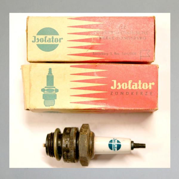 Zündkerze M240T1---M18x1,5---Wärmewert 240---Fabrikat Isolator, alte Ausführung, ca 50er Jahre (Original alt, OVP, NOS)