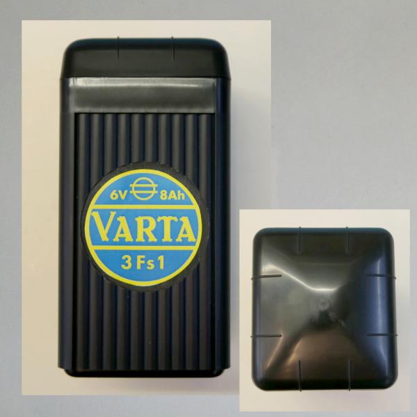 Batteriegehäuse leer, schwarzes Kunststoffgehäuse mit Deckel und Beschriftung "Varta"