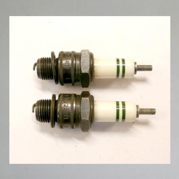 Zündkerze W225RT1---M14x1,25---Wärmewert 225---Fabrikat Bosch, frühe 50er Jahre (Original alt, OVP, NOS)