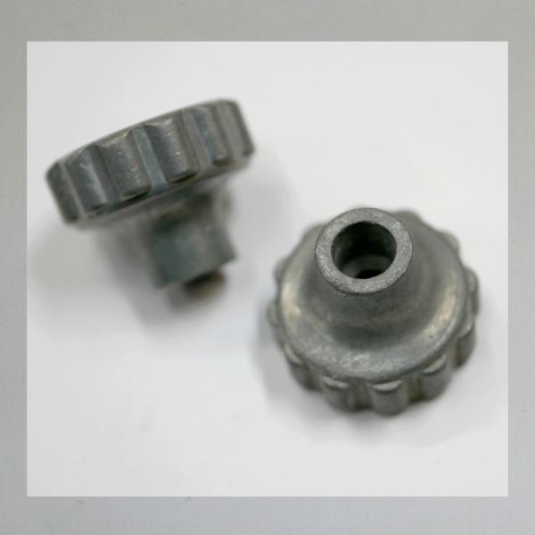 (21-020) Deckelplatte (Zugdeckel) für frühe, kleine Bing Vergaser mit 8-10mm Durchlass-ohne Gewinde---Orig. NEU---