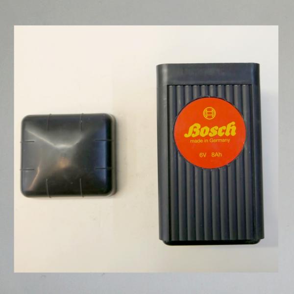 Batteriegehäuse leer, schwarzes Kunststoffgehäuse mit Deckel und Beschriftung "Bosch"