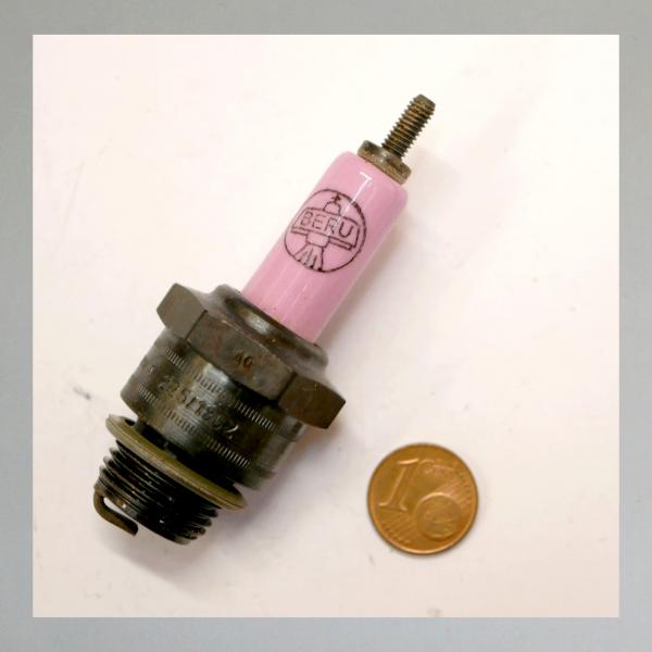 Zündkerze M225T1---M18x1,5---Wärmewert 225---Fabrikat BERU mit rosa Isolator und Flieger (Original alt, OVP, NOS) 30er Jahre