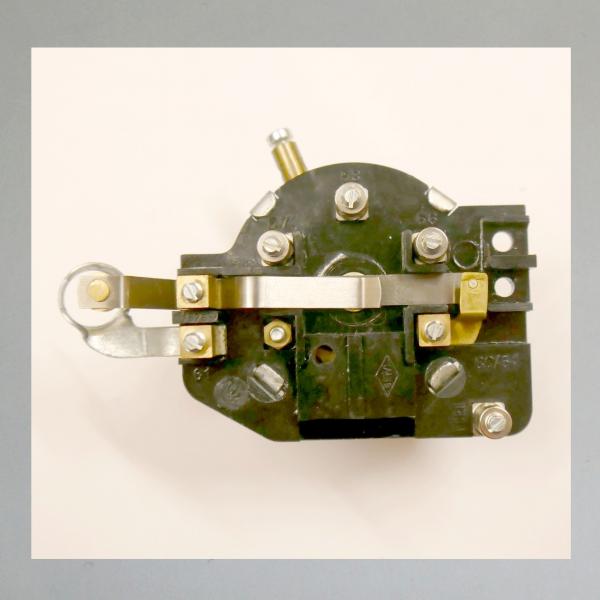 BEWI 3 Punkt Zündschloss, 1 Lampenaufnahme für die Generator-Anzeige---Original NEU---ähnlich Hella