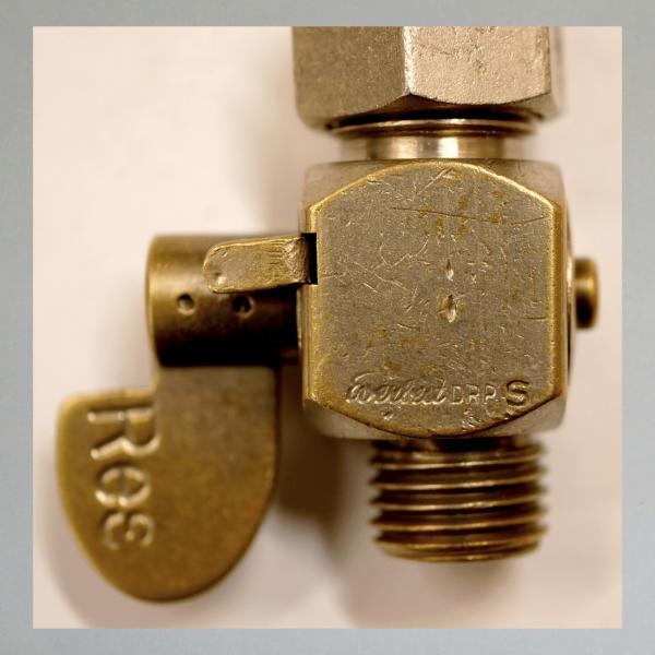 Everbest ("Würfelhahn") Benzinhahn mit Reserve: Tankseitig M16x1---Ablaufseitig M12x1,5---30er Jahre Ausführung aus Messing
