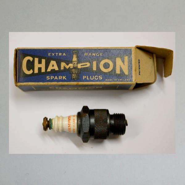 Zündkerze von CHAMPION (GB), 40er Jahre, TOP Zustand, schöne Kerze und Karton, Typ "7"