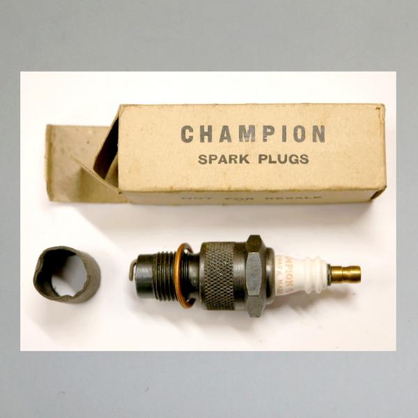 Zündkerze von CHAMPION (GB), 40er Jahre, TOP Zustand, HEERESKERZE, Spezialbauform, Typ "9-COM-L"
