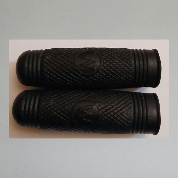 2 Griffe für Fahrrad schwarz, beschriftet mit "W" oder "M"