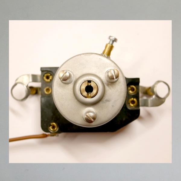 BEWI (Bauart Hella) 3 Punkt Zündschloss, 1 Lampenaufnahme für die Generator-Anzeige---Top instandgesetzt---
