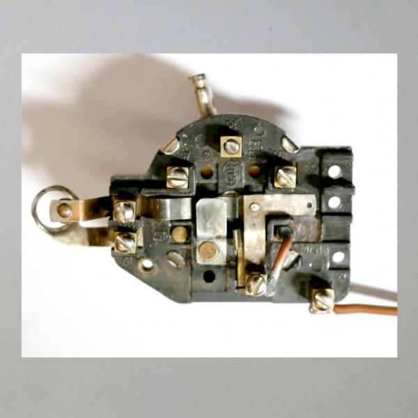 Hella Zündschloss (3 Schrauben) mit 1 Lampenaufnahme f. Generator---Top instandgesetzt---