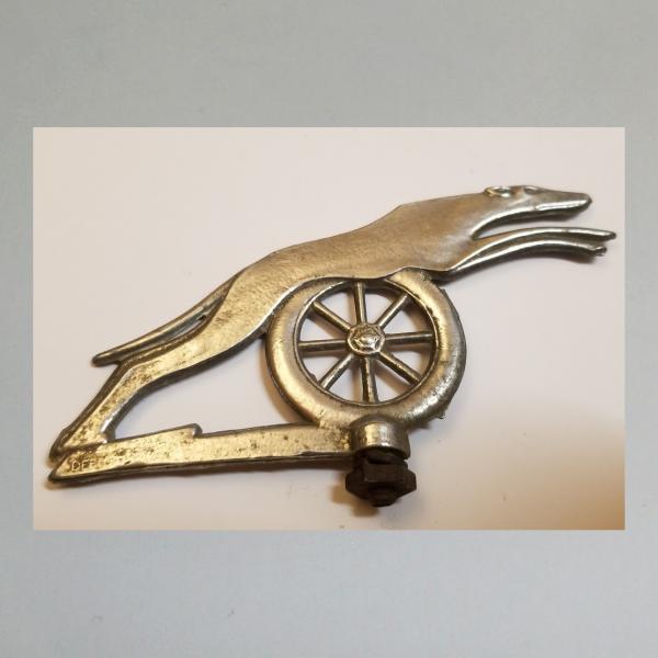 Schutzblechfigur Windhund springt über Rad, universell passend