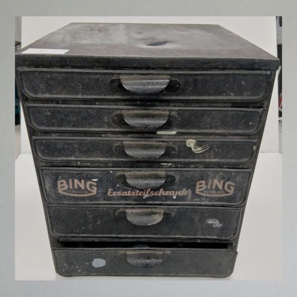 Sortimentskasten Bing Vergaser, Schubladenschränkchen, zum Teil gefüllt