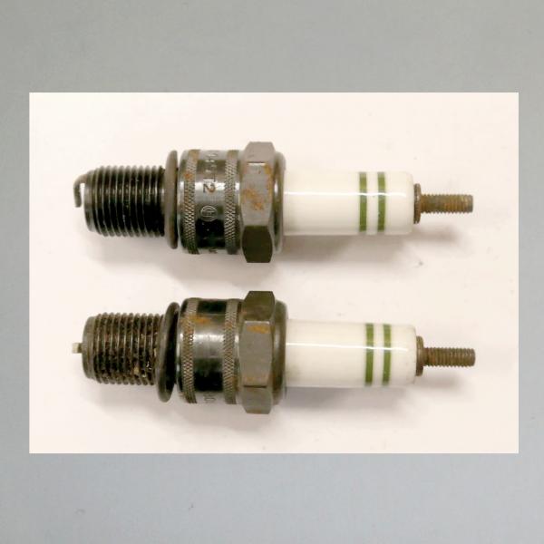 Zündkerze W145T2---M14x1,25---Wärmewert 145---Fabrikat Bosch, frühe 50er Jahre (Original alt, OVP, NOS)---Langgewinde---